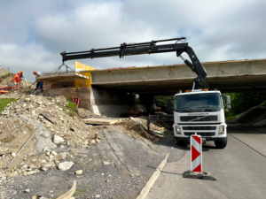 Nákladné vozidlo s hydraulickou rukou pri rekonštrukcii budovy
