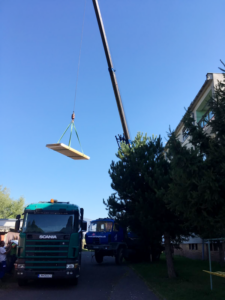 Autožeriav pri zdvíhaní materiálu na pracovisku