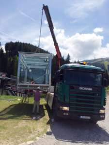 Hydraulická ruka pri manipulácii s kontajnerom