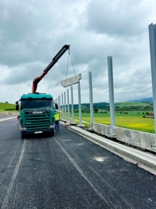 Hydraulická ruka pri montáži oceľovej konštrukcie