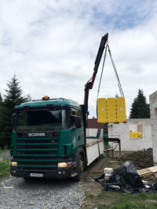 Hydraulická ruka pri zdvíhaní technického zariadenia