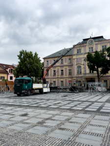 Nákladné vozidlo s hydraulickou rukou pri práci v meste