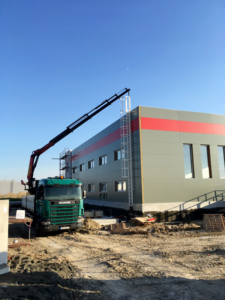 Autožeriav pri montážnych prácach na priemyselnej hale