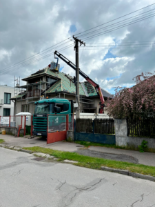 Autožeriav pri montážnych prácach na rodinnom dome