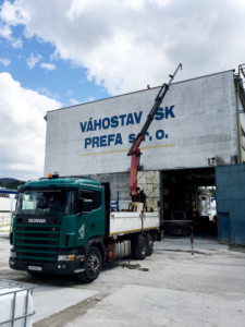 Autožeriav pri žeriavnických prácach v priemyselnom areáli