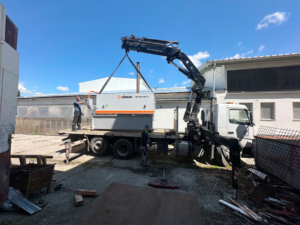 Hydraulická ruka pri zdvíhaní veľkého technického zariadenia