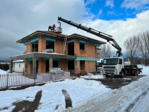 Autožeriav pri montážnych prácach na rozostavanom rodinnom dome