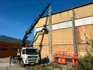 Hydraulická ruka pri montážnych prácach na priemyselnej hale