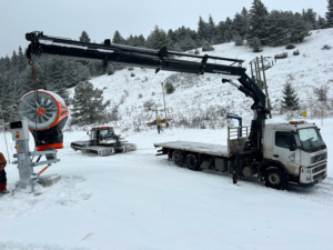 Autožeriav pri žeriavnických prácach v zimných podmienkach