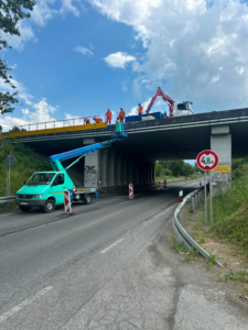 Montážna plošina pri práci na budove v Liptovskom Mikuláši