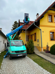 Montážna plošina pri údržbe fasády budovy