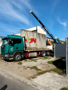 Nákladné vozidlo s hydraulickou rukou pri preprave materiálu