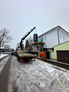 Autožeriav pri žeriavnických prácach pri rodinnom dome