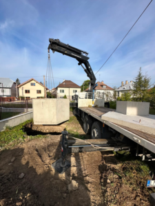 Autožeriav pri manipulácii s materiálom na pracovisku