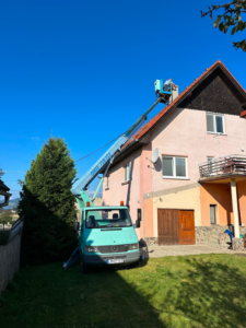 Montážna plošina pri práci na rodinnom dome