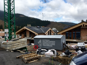 Žeriav pri montážnych prácach na rodinnom dome