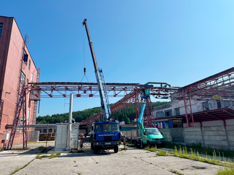 Autožeriav pri montáži oceľovej konštrukcie