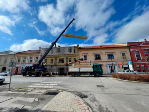 Autožeriav pri montážnych prácach na budove