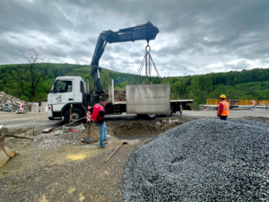 Nákladné vozidlo s hydraulickou rukou pri manipulácii s nákladom