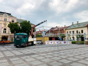 Autožeriav pri žeriavnických prácach v mestskom prostredí