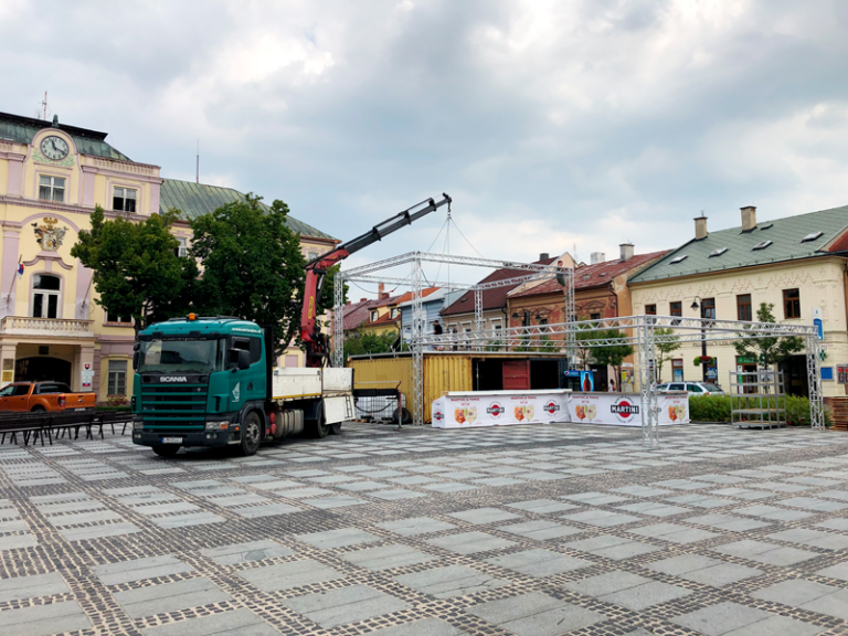 Autožeriav pri žeriavnických prácach v mestskom prostredí