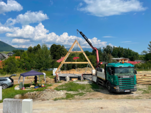 Autožeriav pri montáži strešnej konštrukcie rodinného domu