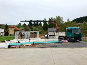 Nákladné vozidlo s hydraulickou rukou pri stavebných prácach