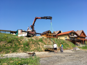 Hydraulická ruka pri montážnych prácach na budove