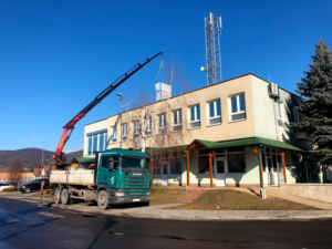 Autožeriav pri montážnych prácach na priemyselnej budove