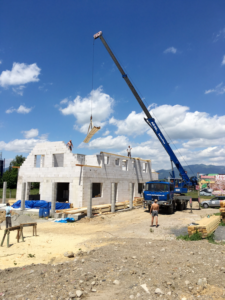 Autožeriav pri montážnych prácach na rodinnom dome