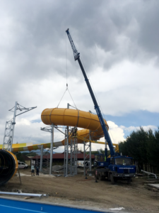 Autožeriav pri zdvíhaní veľkej nádrže
